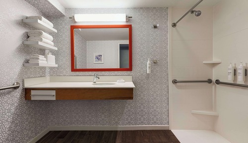 Habitación estándar, 1 cama de matrimonio grande, no fumadores (Roll In Shower, Hearing Accessible)