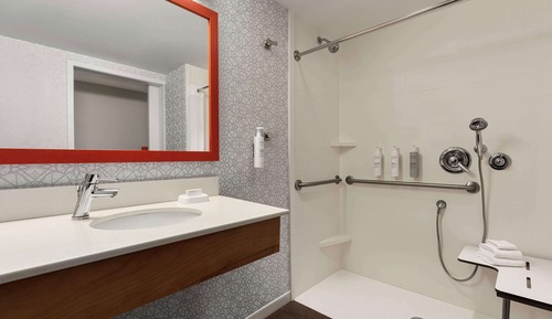 Habitación, 1 cama de matrimonio grande, accesible para personas con discapacidad (Roll In Shower)