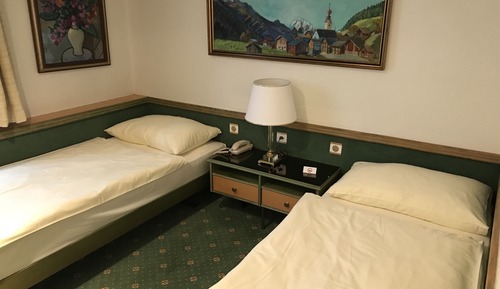 Kleines Zweibettzimmer