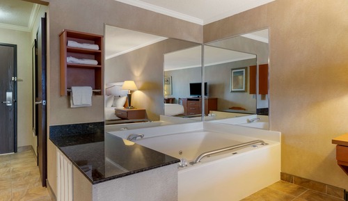 Suite, 1 cama de matrimonio grande, no fumadores, bañera de hidromasaje (with Sofabed)