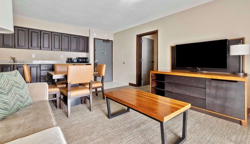 Suite, 1 King Bed, Accessible