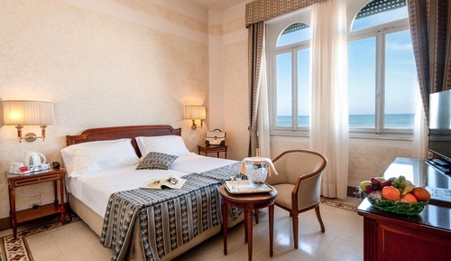 Camera con letto matrimoniale o 2 letti singoli (su richiesta), vista mare