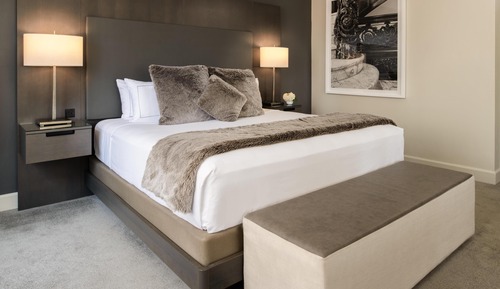 1 King Corner Room