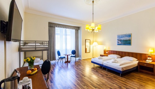 Habitación cuádruple, varias camas