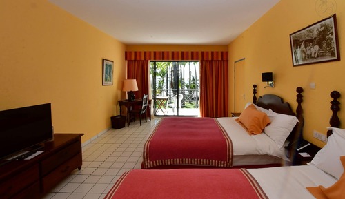 Habitación con 2 camas individuales, vistas al jardín