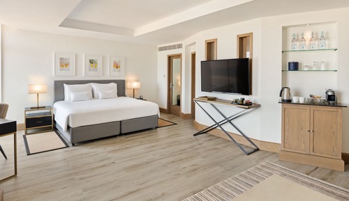 Resort View Junior Suite with Free Breakfast and Peacock Lounge Access with Free Shuttle to Malls