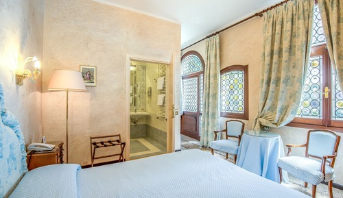 Habitación con 1 cama doble o 2 individuales, acceso a la piscina
