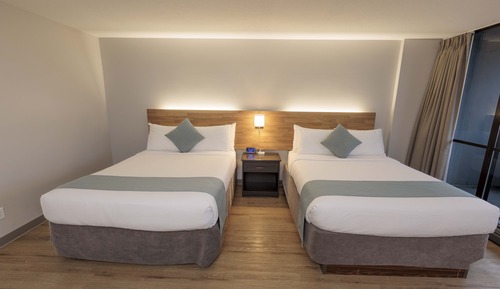 Habitación estándar, 2 camas de matrimonio, balcón, vistas parciales al mar