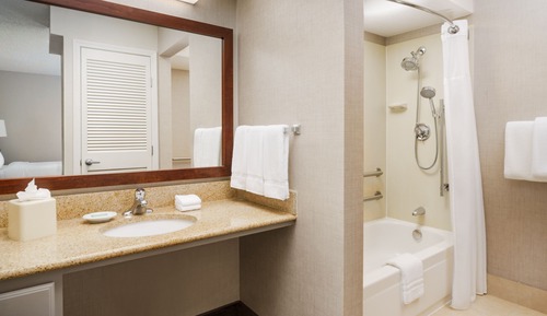 Estudio (Mobility/Hearing Accessible, Tub)