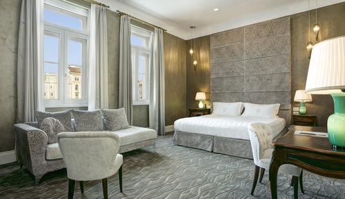 Suite (Prestige, Square View)