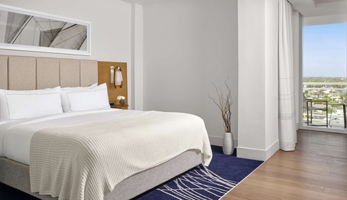 Suite, 1 cama de matrimonio grande, vistas al puerto deportivo, en esquina (Balcony)