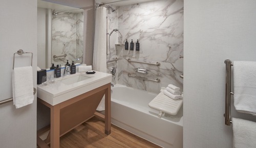 Habitación, 2 camas de matrimonio (Mobility Accessible, Tub)