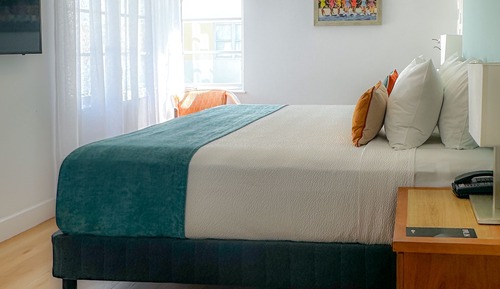 Habitación, 1 cama de matrimonio grande, vistas parciales al mar