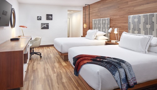 Habitación estándar, 2 camas de matrimonio (Roll in Shower)