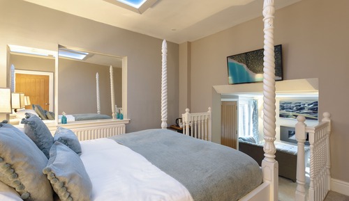 Suite (The Parisian)