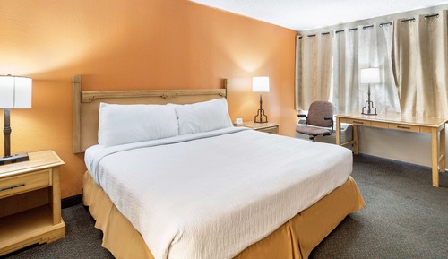 Suite estándar, 1 cama de matrimonio grande (2 Room King Suite Interior Facing)