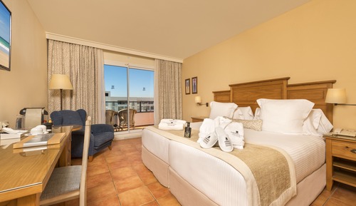 Habitación Doble o Twin, vistas al mar (2 adultos y 2 niños)