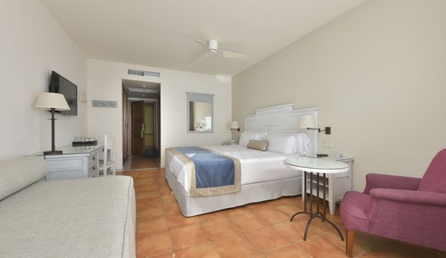 Habitación Doble Clásica, vista parcial al mar (sofá 80 cm,2 adultos y 2 niños)