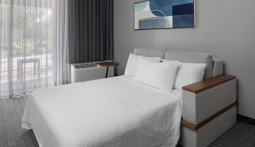Suite, 1 cama de matrimonio grande con sofá cama (Mobility Accessible, Roll-In Shower)