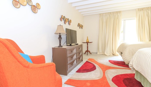 Habitación, 2 camas dobles, vistas parciales al mar, junto a la piscina