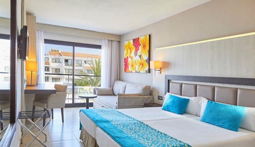 Habitación doble, balcón, vistas a la piscina (2 adults)