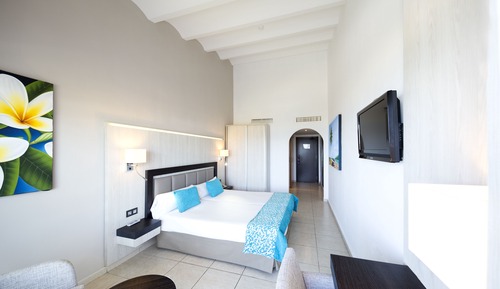 Habitación doble (2 Adults + 1 Child)