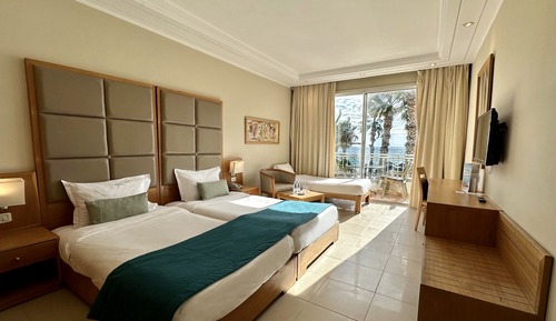Habitación triple, vistas al mar