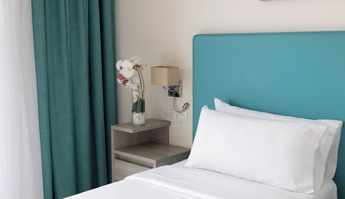 Habitación estándar, balcón, vistas parciales al mar