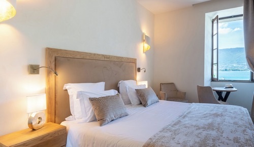 Habitación estándar con 1 cama doble o 2 individuales, vistas al lago