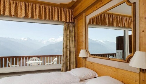 Habitación triple, vistas a la montaña