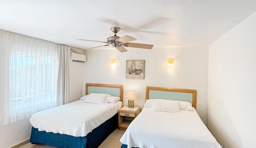 Habitación estándar con 2 camas individuales, 2 camas dobles, balcón, vistas al patio