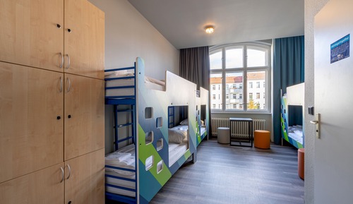 Cama en habitación compartida de 8 camas