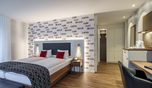 Deluxe corner room West 