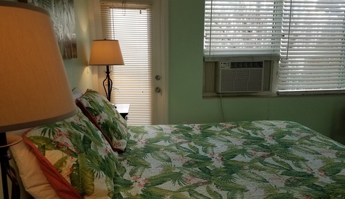 Queen Studio #3, Full Kitchen, Ground Floor,  Garden View, Private Bathroom