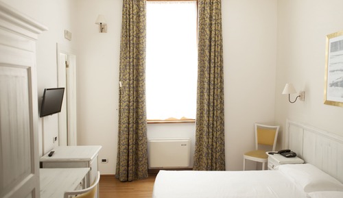 Habitación estándar con 1 cama doble o 2 individuales, vistas a la colina