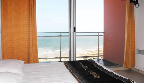 Estudio, vistas al mar