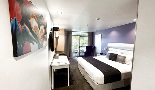 Estudio (Riverfront Spa Shower)