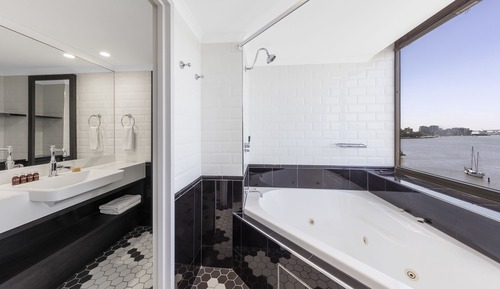 Suite, bañera de hidromasaje, vistas al río