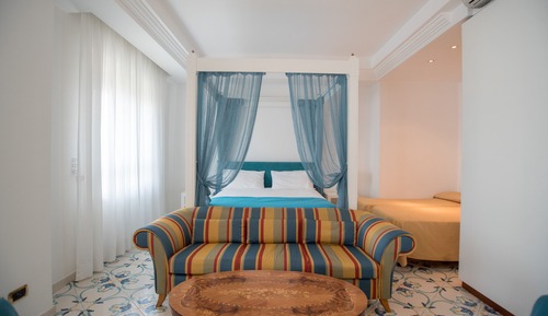 Suite junior, vistas parciales al mar
