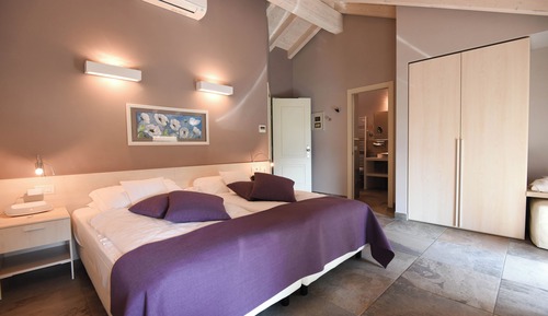 Habitación de diseño con 1 cama doble o 2 individuales, vistas al lago