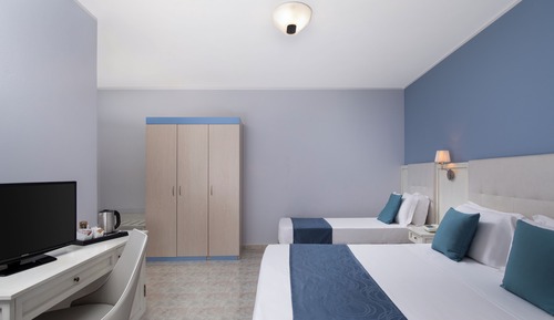 Habitación triple, balcón, vistas al mar