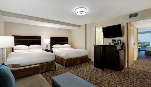 Fallsview - 5 Queen Beds - 2 Bathrooms (Floor 32-39)