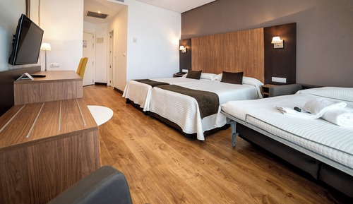 Habitación estándar, balcón, vistas a la ciudad (2 Adults + 2 children)