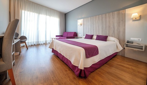 Habitación Deluxe, balcón (2 Adults + 1 child)