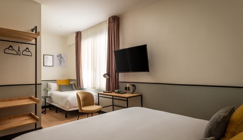 Habitación triple con una cama de matrimonio y una cama individual