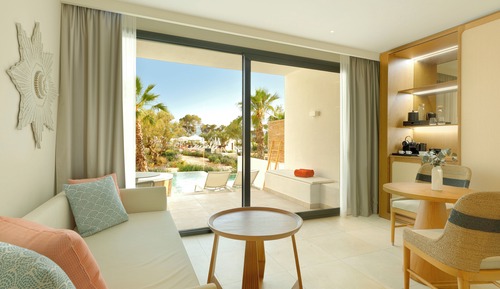 Junior Suite (Signature Level, Swim up) - Club Access Included