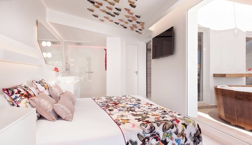 Backstage Suite - Entrance to Ushuaia Club Included