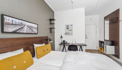 Medium (1 King Size Bed or 2 Sgl Bed 180x200cm)