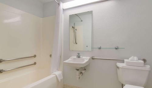 Habitación, 1 cama de matrimonio, accesible para personas con discapacidad (Accessible Tub)