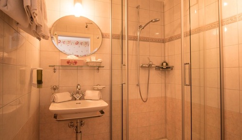 Habitación estándar con 1 cama doble o 2 individuales, vistas a la montaña